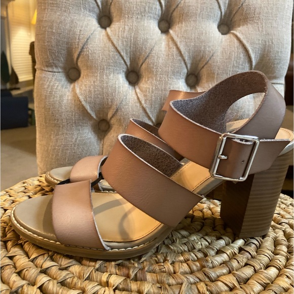 Old Navy NEW Strappy Beautiful Taupe Neutral Beige 4” Block Heels - size 10 - Picture 5 of 14